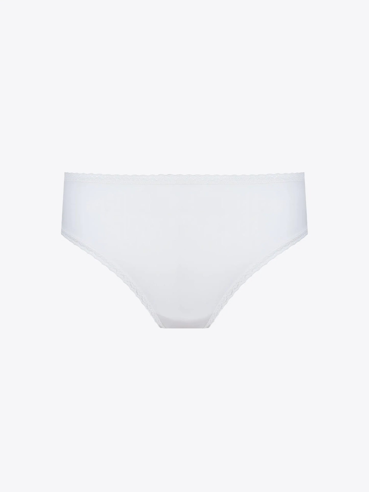 Valged pitsi äärega aluspüksid