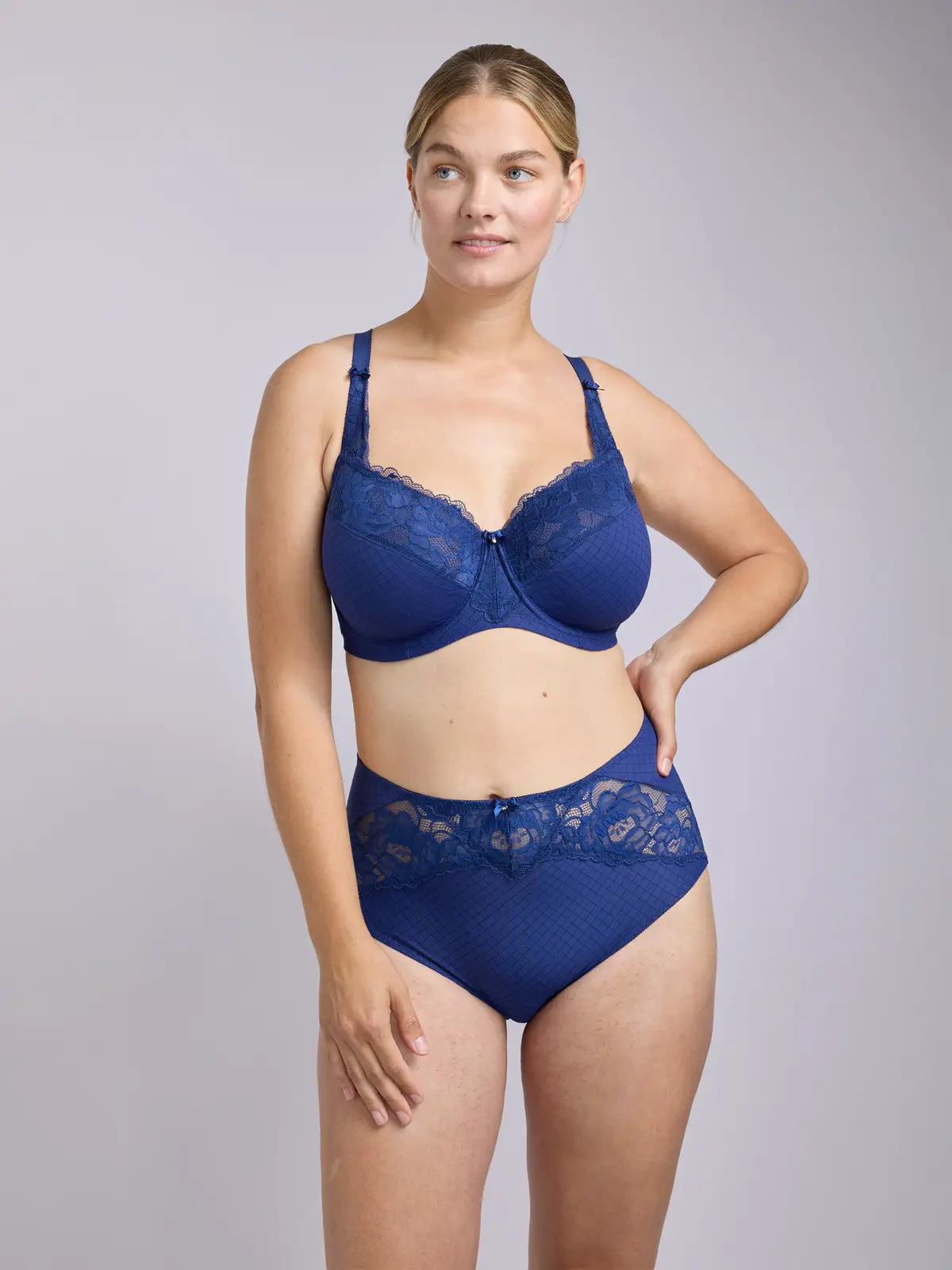 Kõrge värvliga sinised pitsiga aluspüksid