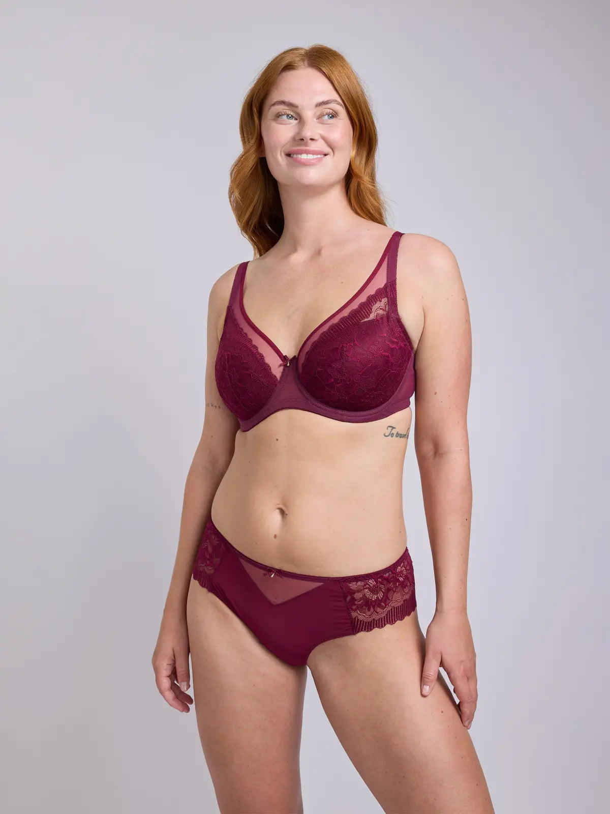 Tumepunane kerge polsterdusega rinnahoidja